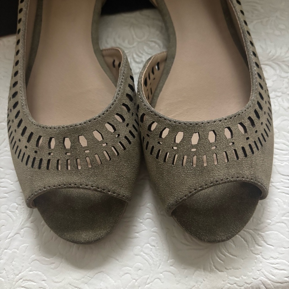 ❤️2/$15or3/$21❤️Nicole Slade Faux Suede /Green Taupe Open Toe Flats, Size 8.5W - Picture 7 of 12